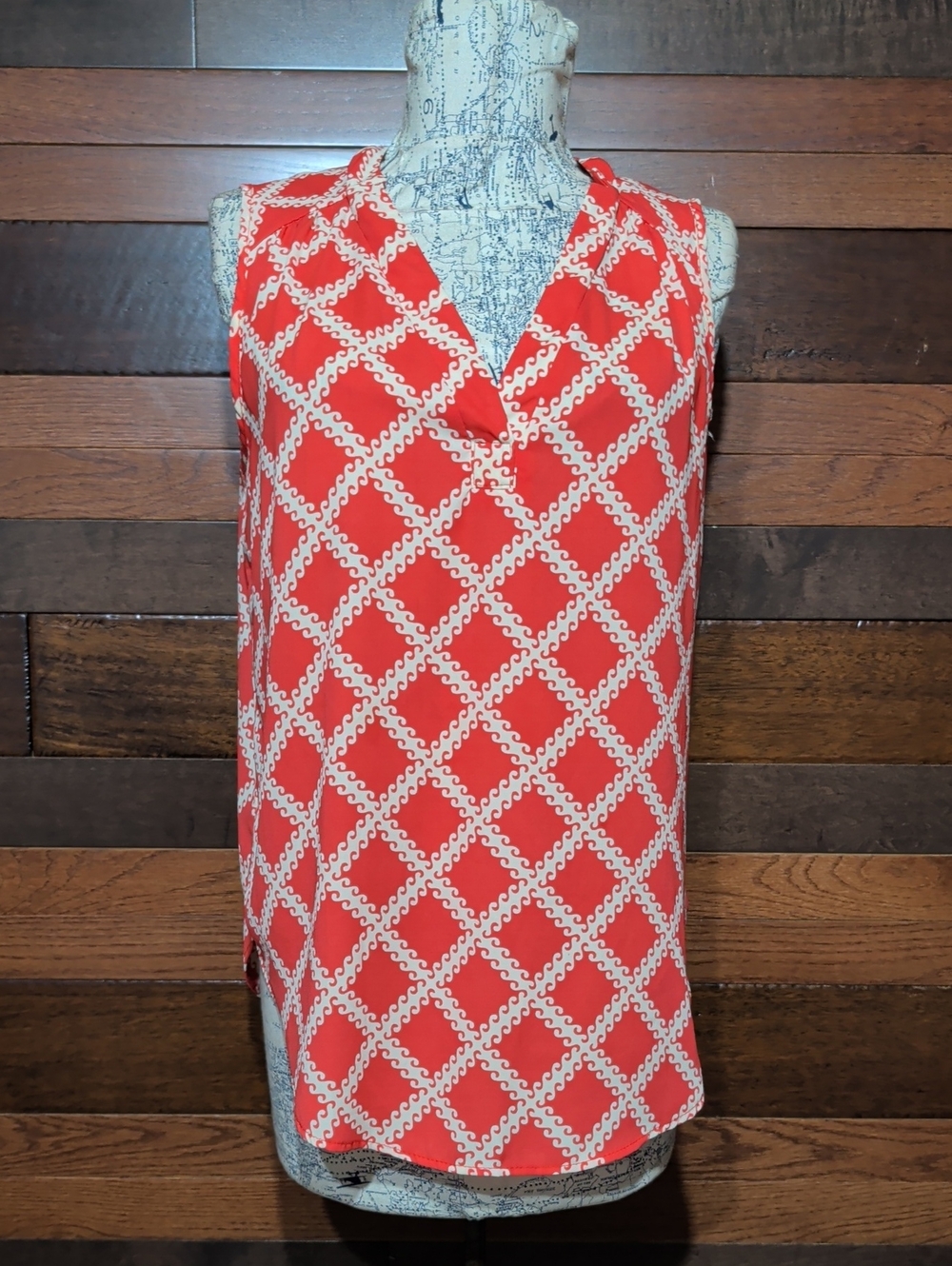41 Hawthorn Coral and White Sleeveless V-Neck Patterned Camisole